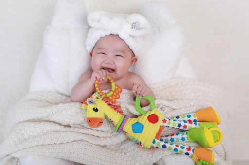 榆林四个月宝宝揉眼睛